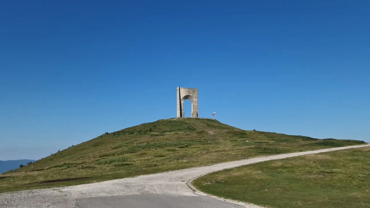 Проходът Троян–Кърнаре временно затворен заради свлачище