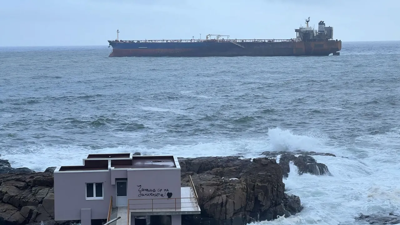 Бурното море блокира евакуацията на танкер край Ахтопол