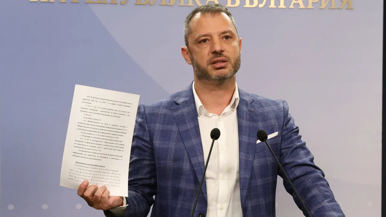 Делян Добрев: Няма да се вдигат данъци и осигуровки