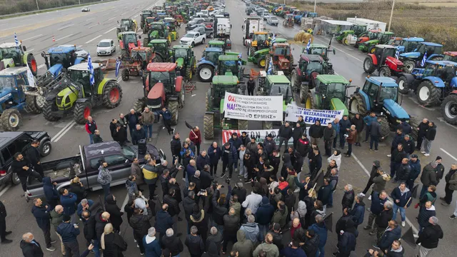 Гръцките фермери блокират страната: десетки пътища и гранични пунктове затворени