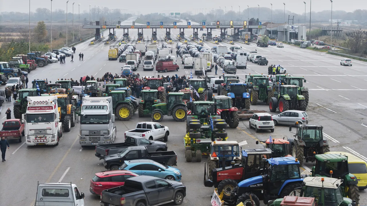 Крит под блокада: фермерският протест затвори летища и прекъсна транспорта