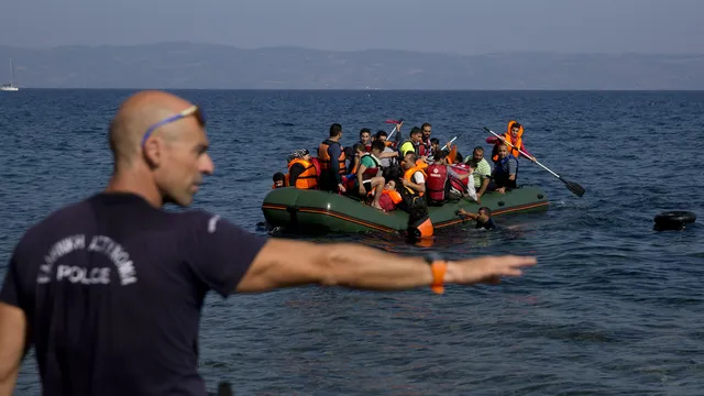 Еврокомисарят по вътрешните работи: Броят на пристигналите незаконно в ЕС мигранти е намалял с 35 на сто в последната година