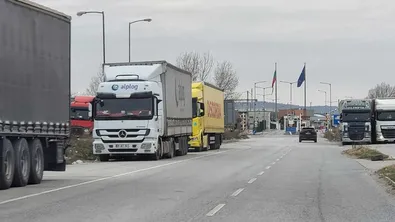 Катастрофа между два камиона блокира пътя към ГКПП „Лесово“