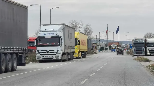 Катастрофа между два камиона блокира пътя към ГКПП „Лесово“