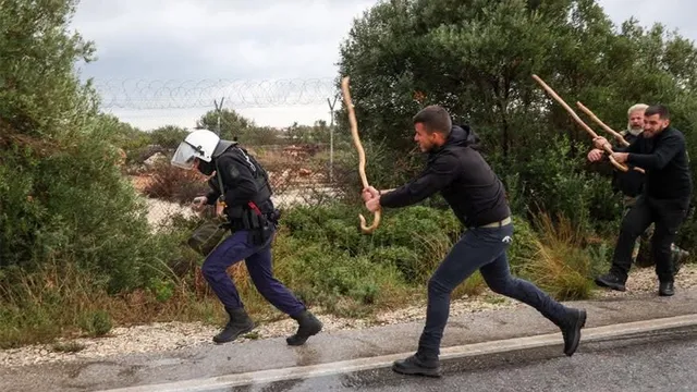 УРОК ПО БУНТ: Защо гърците печелят на улицата, а ние се прибираме вкъщи?