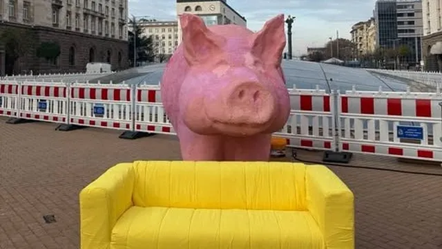 Диван до прасето: ПП-ДБ с покана към Слави Трифонов да подкрепи вота на недоверие