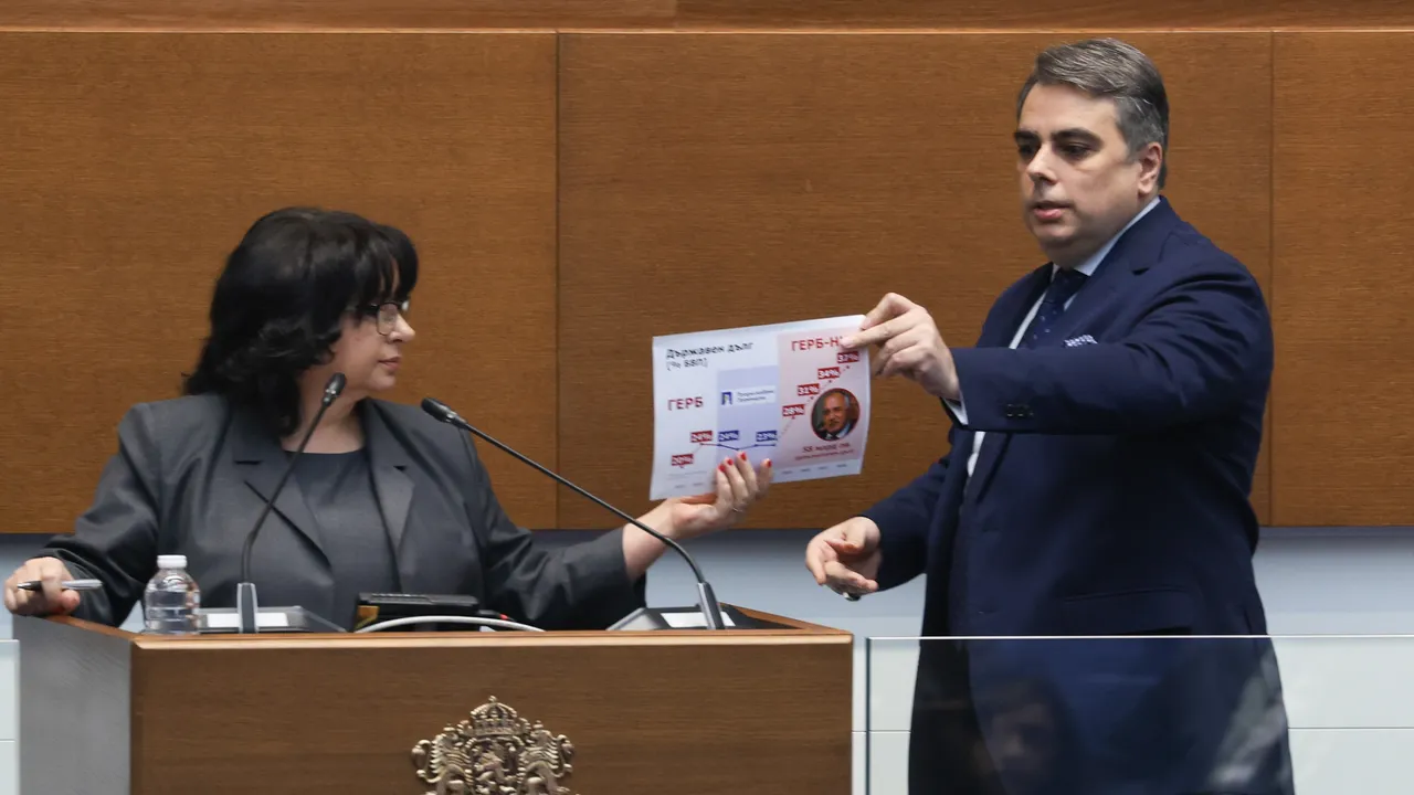 Петкова към ПП-ДБ: Вие оставихте мини след себе си, съсипахте публичните финанси