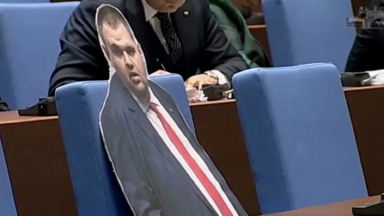 Картонен Пеевски се появи на мястото му по време на вота (ВИДЕО)