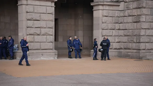 Полиция блокира центъра часове преди протеста (СНИМКИ)