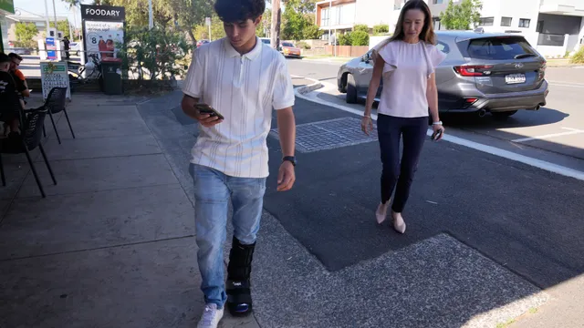 Австралия първа в света забранява социалните мрежи за деца под 16 години