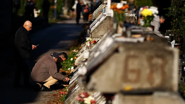 Вандали са изпочупили към 150 паметни плочи на Централни софийски гробища