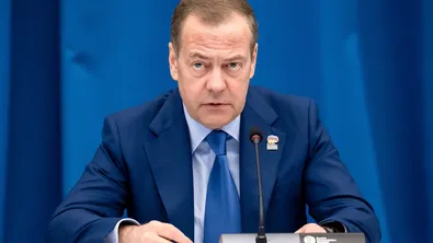 Медведев: Наркоманизираният фюрер Зеленски показа среден пръст на САЩ