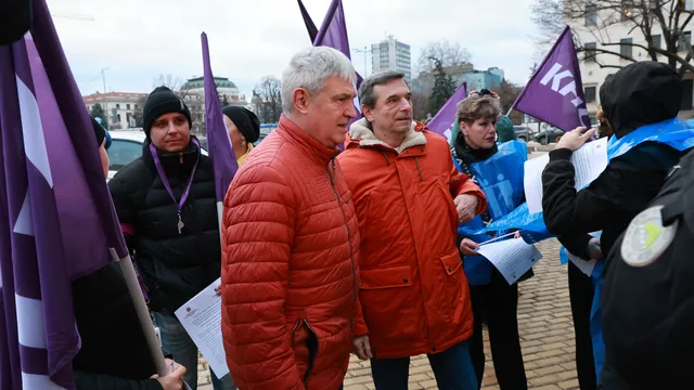 Синдикатите с протестна акция пред Народното събрание