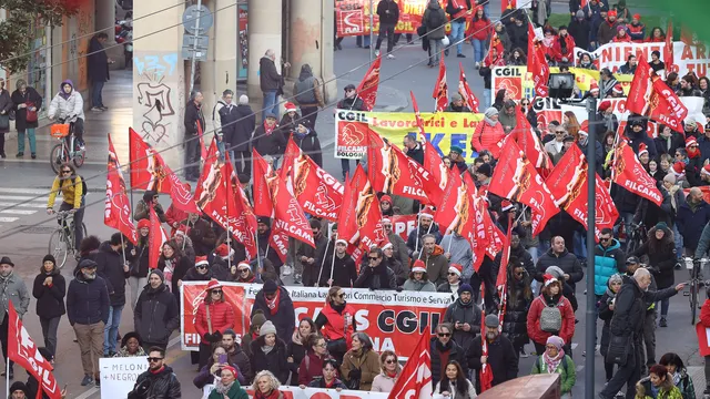Национална стачка в Италия наруши жп транспорта и затвори училища
