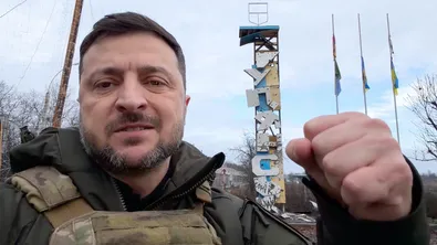 Зеленски посети войници на фронта край град, който Москва твърди, че е превзела