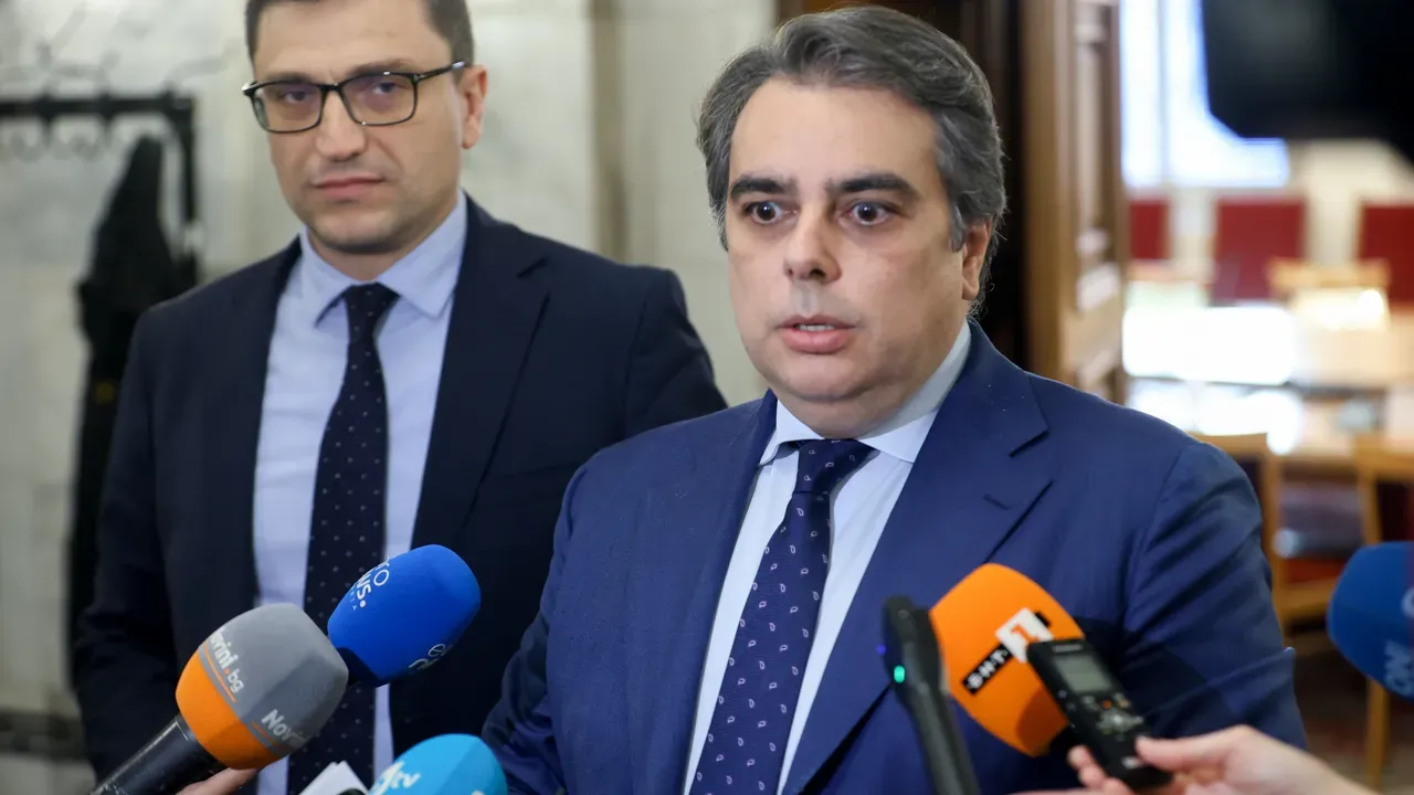 Асен Василев поиска от хората на площада мандат за управление и пълно мнозинство в парламента