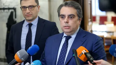 Асен Василев поиска от хората на площада мандат за управление и пълно мнозинство в парламента
