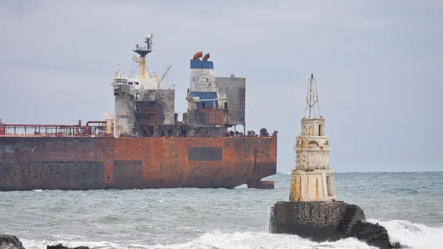 В понеделник щели да вдигат котвата на повредения танкер край Ахтопол