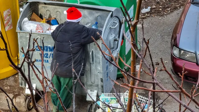 Доброволци преместват боклука от столичния кв. "Люлин"