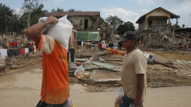 Катастрофални наводнения в Индонезия: милион засегнати и огромни щети