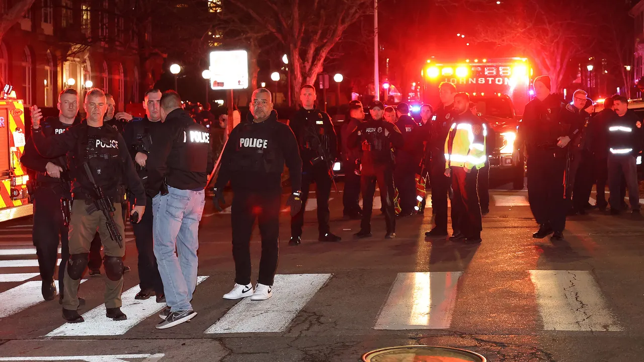 Двама загинали и девет ранени при стрелба в кампуса на Университета „Браун“