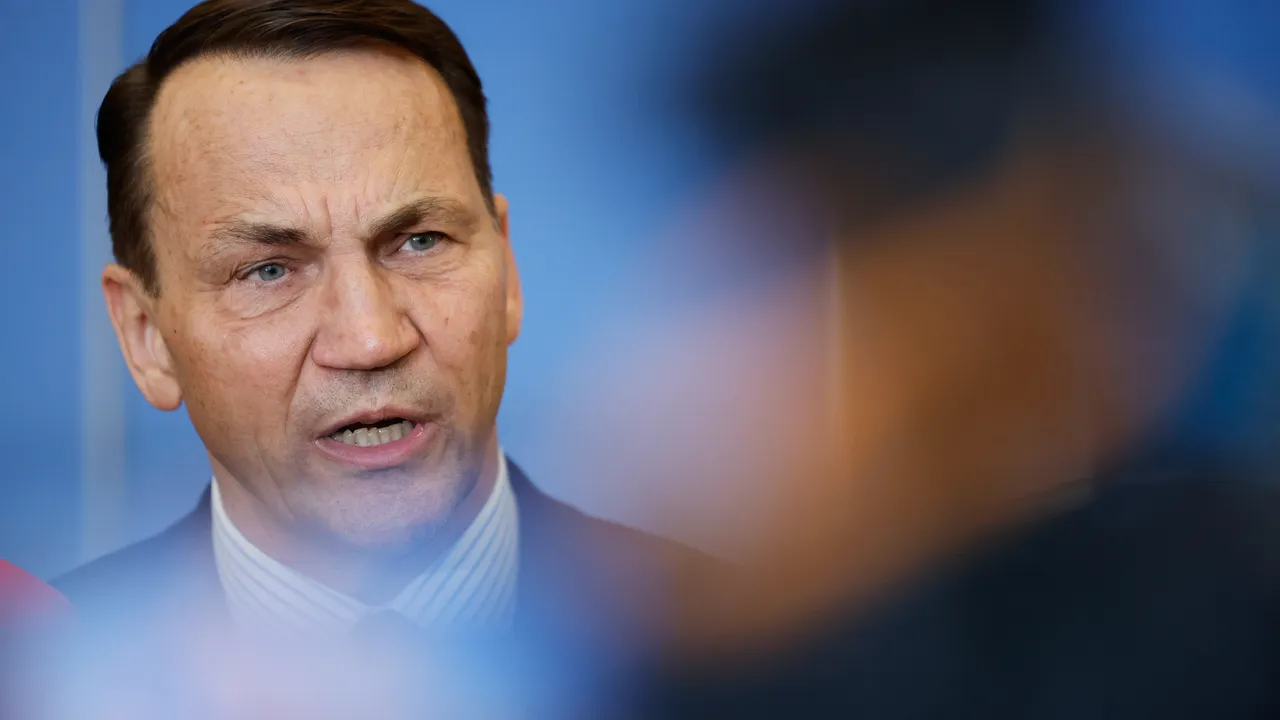 Шикорски към Орбан: „Заслужава орден ‘Ленин’“