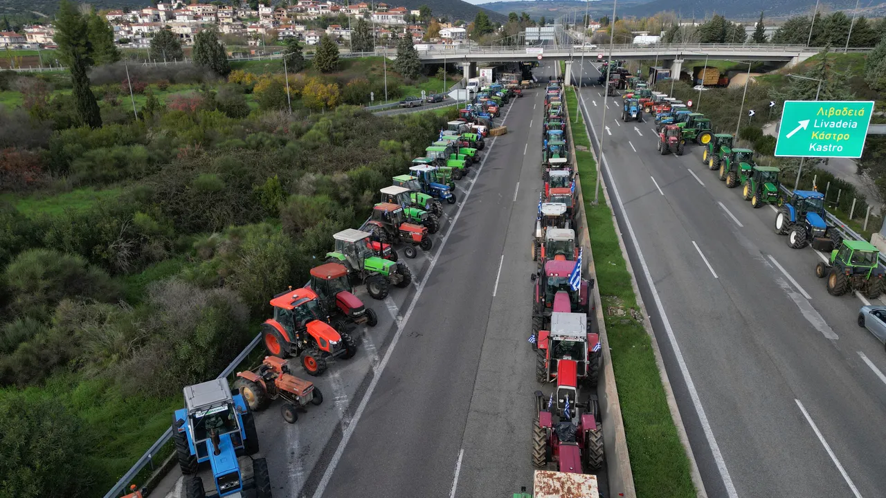 Ограничено е движението за тирове към Гърция заради продължаващите блокади на фермерите
