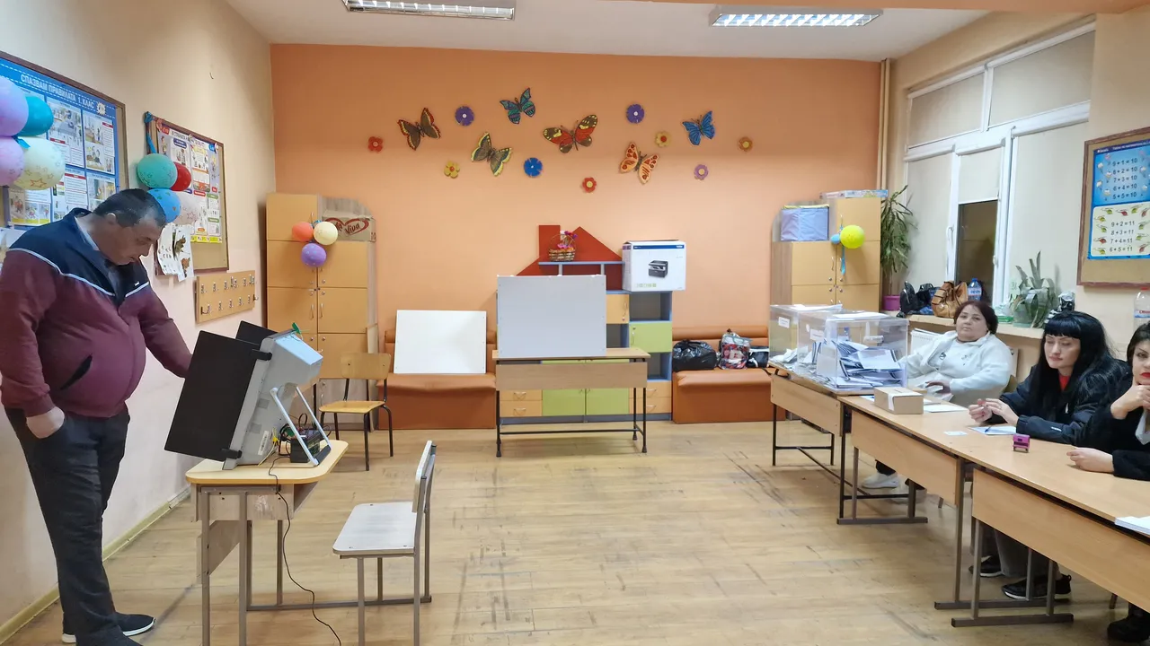 Слави Трифонов срещу социолозите: Или манипулират, или са некадърни