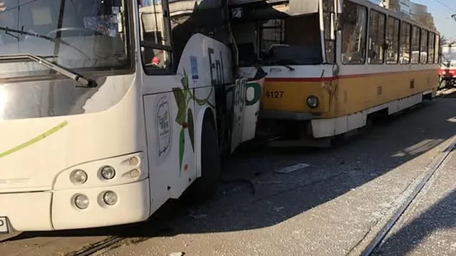 Автобус се натресе на трамвай на бул. "Ситняково"