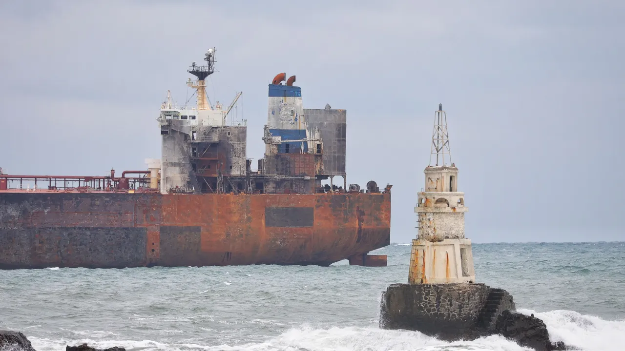 На буксир танкерът "Кайрос" стигна до Бургаския залив