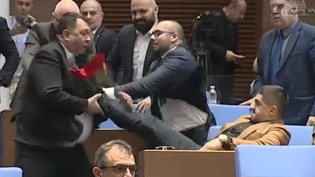 От „Мека китка“ до „Ще ти счупя зъбите“: Хронология на насилието и просташкия език в българския парламент