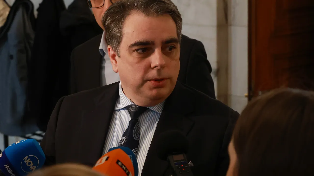 Асен Василев: Опитват се да прокарат крадливия Бюджет