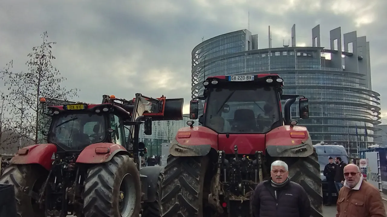 Френски фермери блокираха Европейския парламент в протест срещу сделката ЕС–Меркосур