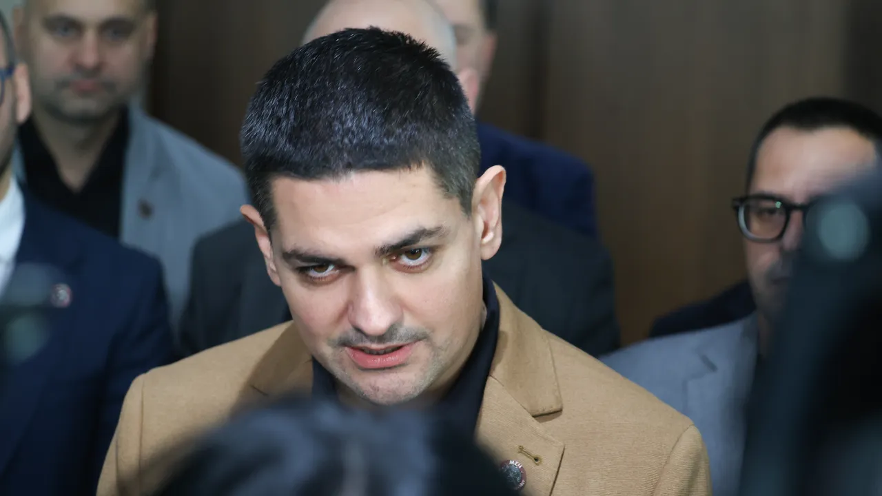 Радостин Василев: Неграмотна, долна, гадна измет е заринала парламента и институциите