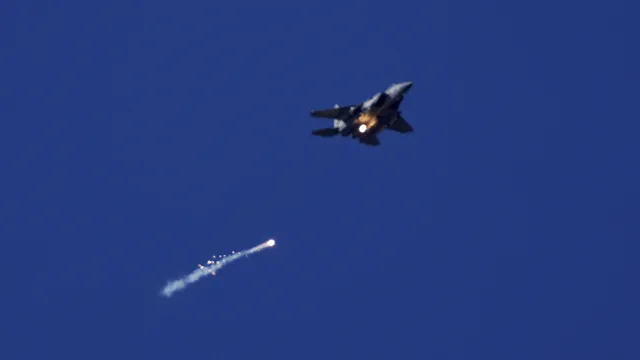 Израел нанесе въздушни удари в Ливан на фона на натиска за разоръжаване на „Хизбула“