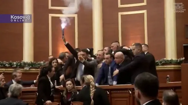 Бой и пиротехника в Албанския парламент по време на пленарно заседание