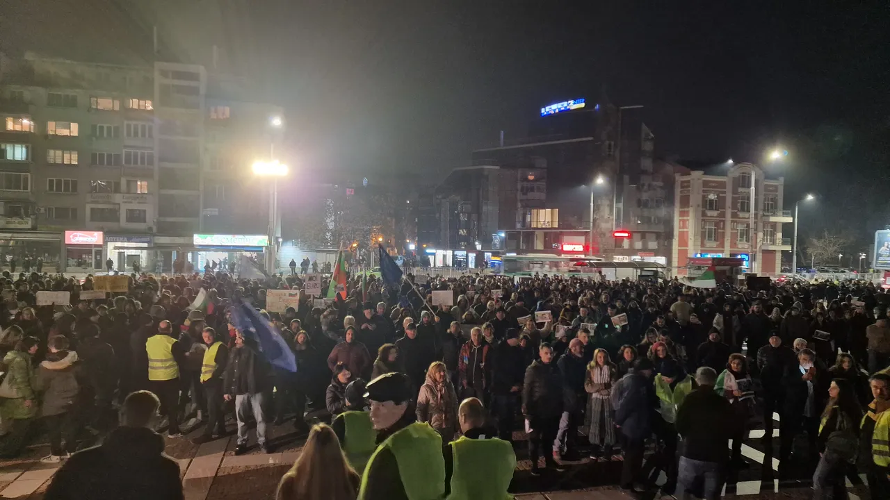 Протест и в Пловдив - на площад "Съединение"
