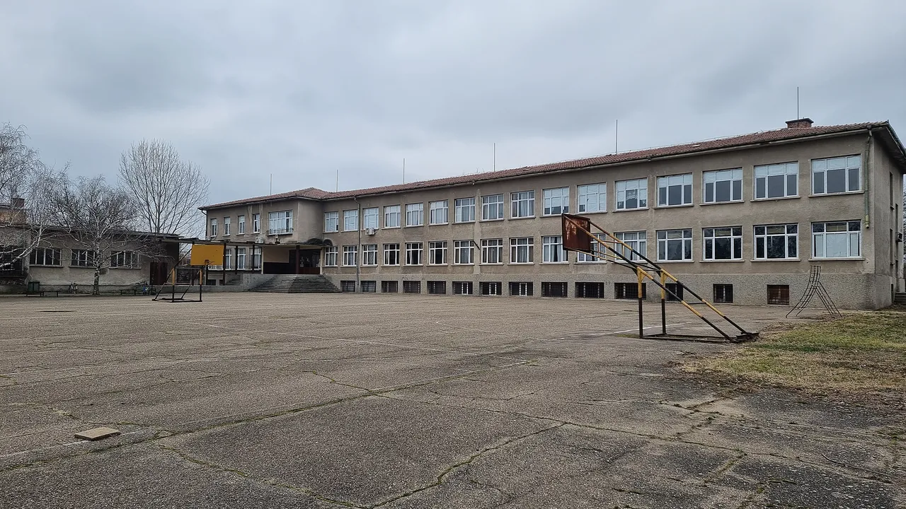 Съдът гледа мярката на бившия директор на 138-о училище