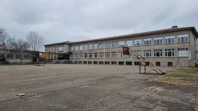 Съдът гледа мярката на бившия директор на 138-о училище