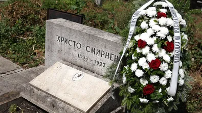 Обвиняват 29-годишния, потрошил над 215 надгробни плочи