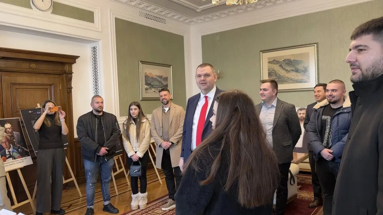 Напук на ПП-ДБ: Пеевски отвори "Музея на "сглобката"