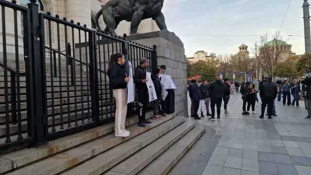 Директорът на училището, където бяха открити камери в тоалетните, припаднал в съда