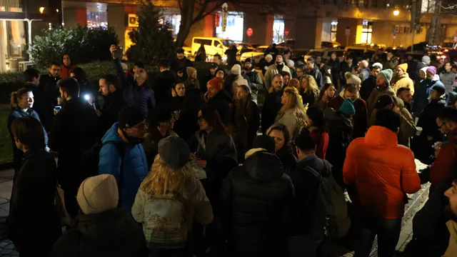 Протестиращи се събраха пред bTV в защита на Мария Цънцарова