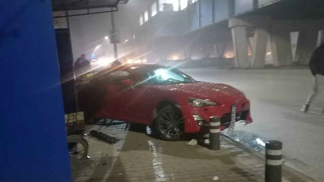 Автомобил се вряза в автобусна спирка в София