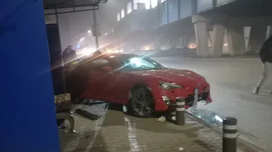 Автомобил се вряза в автобусна спирка в София