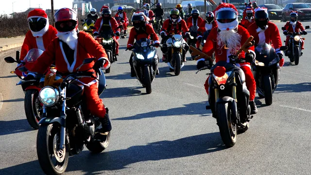 Дядо Коледа на две гуми: мотористи донесоха празника в София