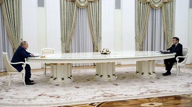Путин сигнализира готовност за разговори с Макрон