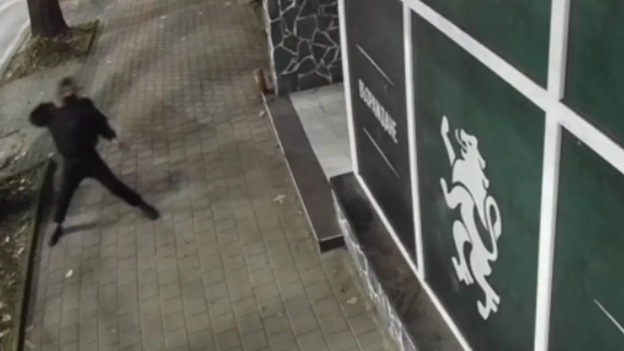 (ВИДЕО) Вандализъм срещу офис на „Възраждане“: двама задържани