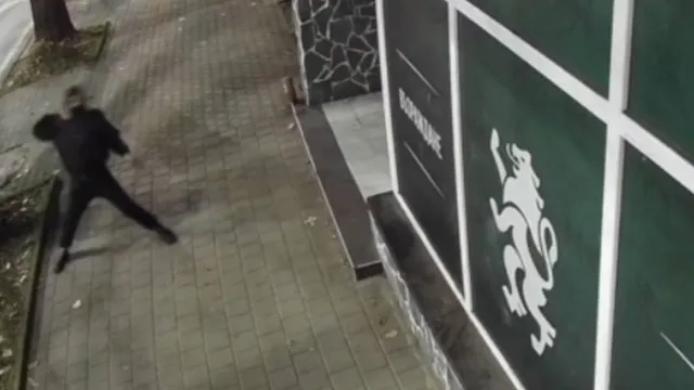 (ВИДЕО) Вандализъм срещу офис на „Възраждане“: двама задържани