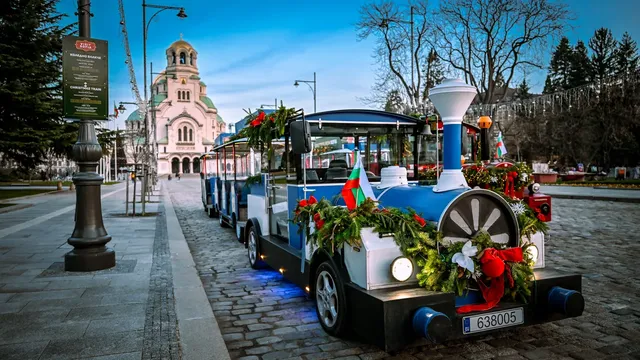 Коледна линия с ретро возила тръгна в София